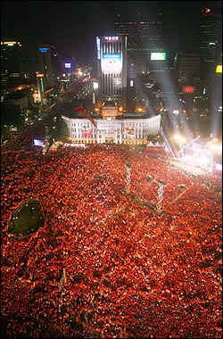 2006년 독일월드컵 한국-토고전이 열린 6월 13일 서울광장과 광화문을 가득 메운 시민들이 열띤 응원을 하고 있다. 